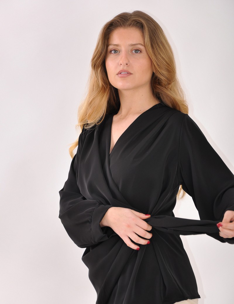 BLUSA CON NUDO DE LADO