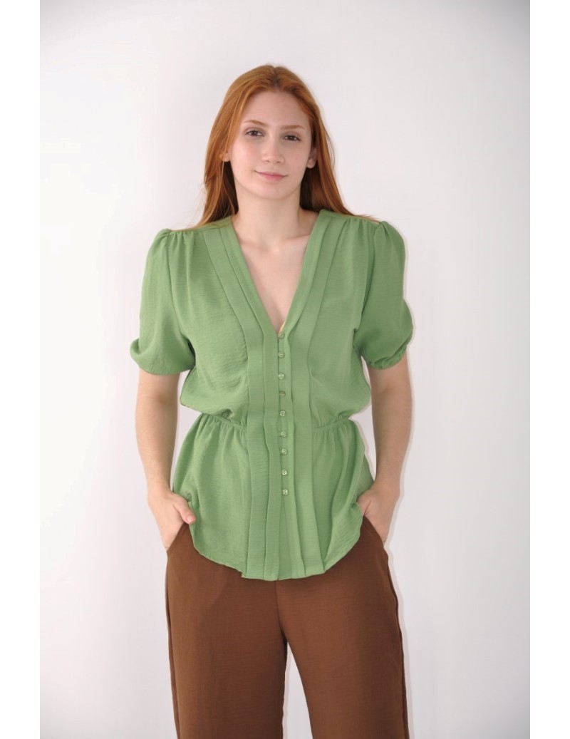 BLUSA CON PLIEGUES Y BOTONES