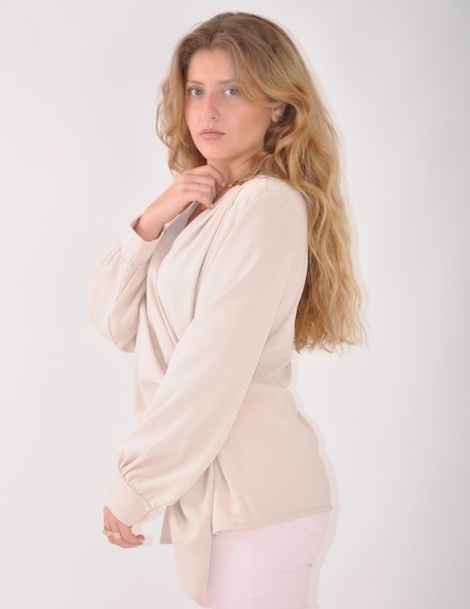 BLUSA CON NUDO DE LADO