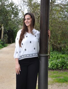 BLUSA BORDADA CONTRASTE